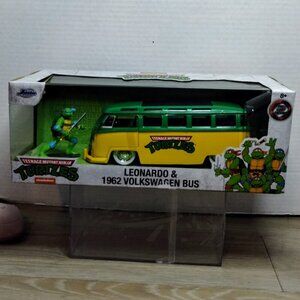 TMNT Leonardo & 1962 Volkswagen Bus Die-Cast Set NEW IN BOX